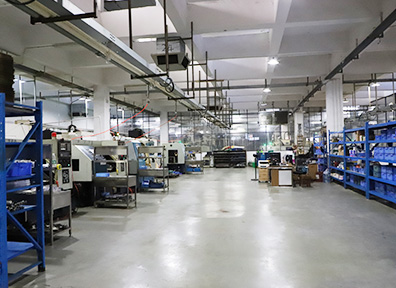 在产品加工之前工程人员会对产品做工艺流程，工序图，PFMEA和PPAP,生产过程进行自检,首检和巡检等诸多控制环节